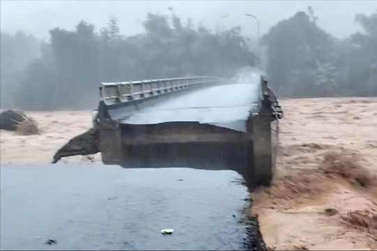 Cầu bị lũ cuốn trôi, hai xã miền núi Huế bị cô lập hoàn toàn