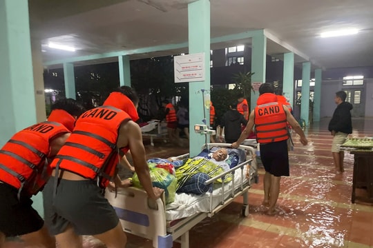 Mưa lũ đặc biệt lớn tràn về, sông Hương vượt báo động III hơn 1,5m