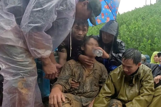 Kịp thời cứu lái xe múc bị vùi lấp khi khắc phục sạt lở tại Trà Đốc