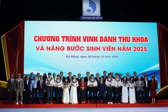 Vinh danh thủ khoa và nâng bước sinh viên Đại học Đà Nẵng năm 2025