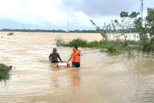 Lật ghe trên cánh đồng ngập lũ, một người mất tích