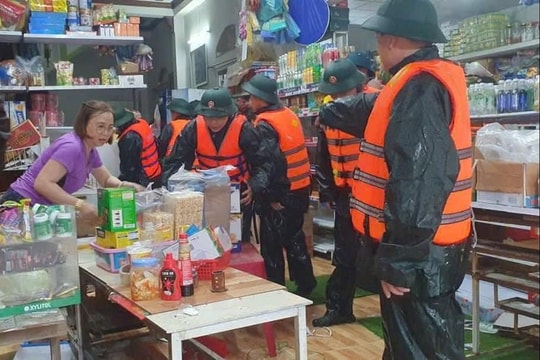 Quân khu 5 triển khai lực lượng hỗ trợ dân vùng ngập tại Đà Nẵng và Quảng Ngãi