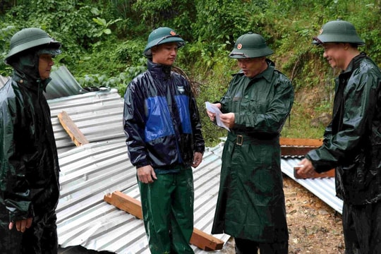 Quân khu 5 khắc phục sạt lở, chia sẻ khó khăn với cán bộ xã bị mất nhà