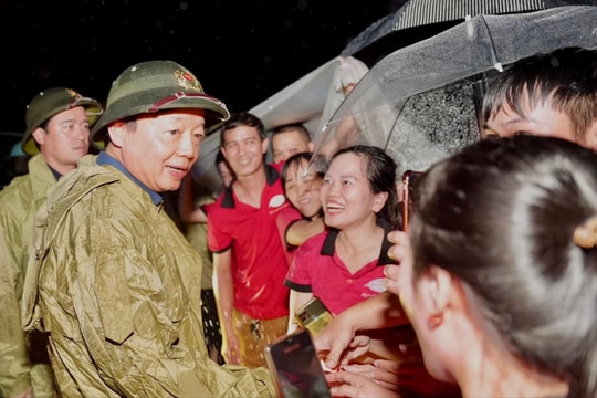 Phó Thủ tướng Trần Hồng Hà kiểm tra công tác ứng phó và thăm người dân vùng lũ lịch sử ở Huế