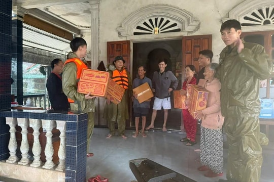 Công an TP Huế kịp thời hỗ trợ người dân và du khách bị cô lập trong mưa lũ