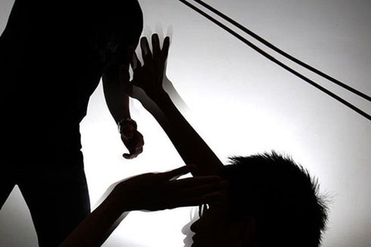 Thầy giáo bị phụ huynh xông vào trường hành hung