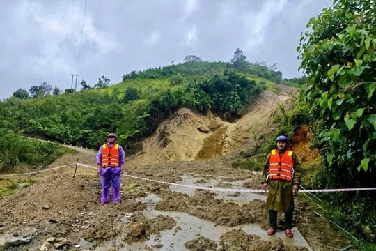 Công an xã Ngọc Linh xung kích giúp dân khắc phục hậu quả mưa bão