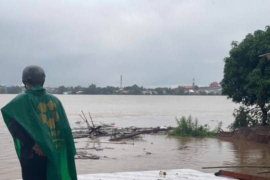 Sạt lở cuốn trôi 4 căn nhà ven sông Tiền