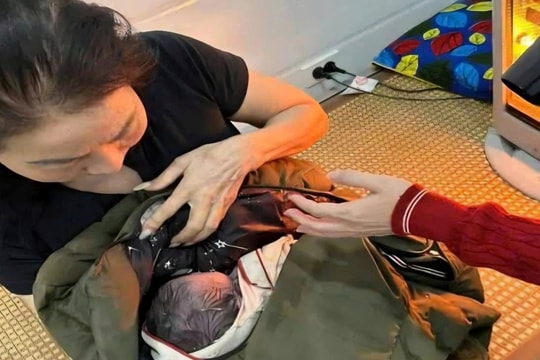 Phát hiện bé trai sơ sinh bị bỏ rơi trước cửa nhà