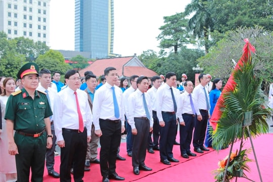 Đại biểu dự Đại hội Thi đua yêu nước Thanh Hóa dâng hương Chủ tịch Hồ Chí Minh