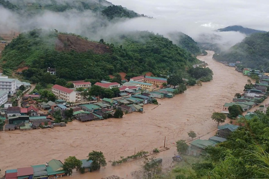 Mưa lũ dồn dập ở miền Trung: Huế - Đà Nẵng ngập sâu, lũ vượt báo động 3