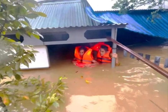Lũ xuống chậm, hàng chục khu dân cư vẫn ngập sâu