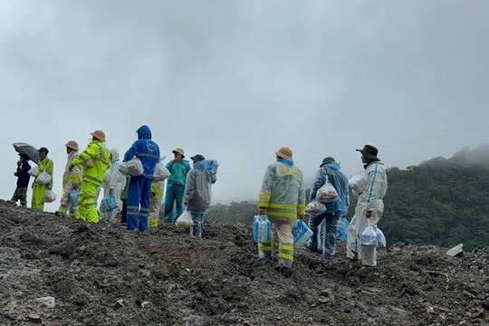 Khẩn trương tiếp tế lương thực cho tài xế mắc kẹt trên đèo Lò Xo