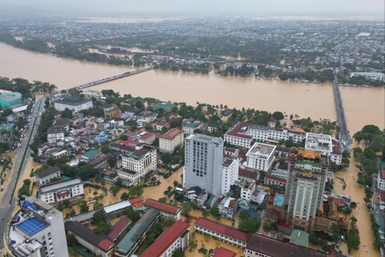 Mưa lũ nhấn chìm Huế, hơn 35.000 nhà ngập, nhiều điểm sạt lở