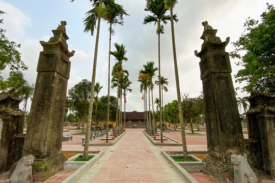 Đã thấy 2 pho tượng đá cổ của đền Thần