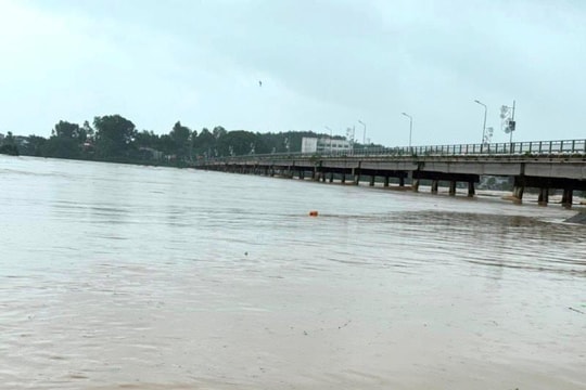 Quảng Ngãi cấm phương tiện lưu thông qua cầu Trà Khúc 1