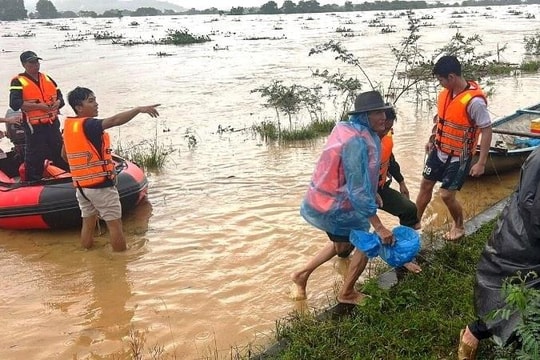 Kịp thời đưa 8 người dân mắc kẹt giữa sông Trà Khúc vào bờ an toàn