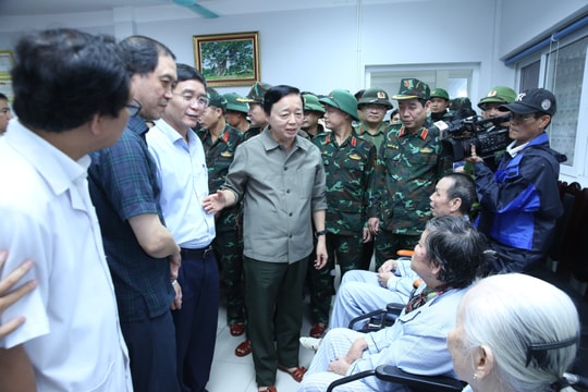 Phó Thủ tướng Trần Hồng Hà thăm, động viên bệnh nhân vùng lũ tại TP Huế