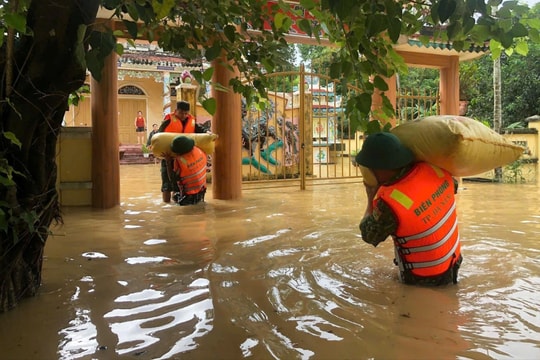 Huy động hàng trăm cán bộ, chiến sĩ giúp dân ứng phó mưa lũ