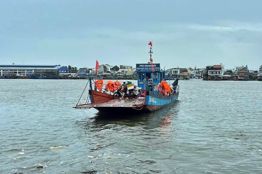 Tạm ngưng bến phà Tam Hải - Tam Quang vì sóng lớn, gió mạnh
