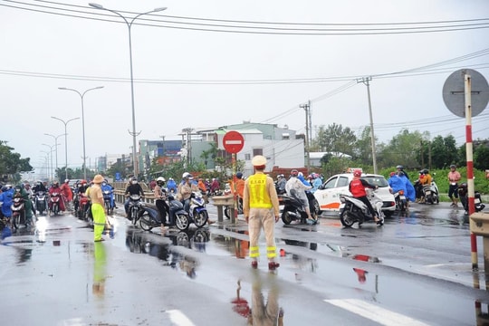 Sạt lở, ách tắc đường Hồ Chí Minh và QL1A