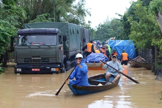 Tổng Bí thư thăm hỏi, động viên đồng bào, chiến sỹ ứng phó thiên tai