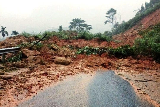 Một xã ở Quảng Ngãi có khoảng 20 điểm sạt lở, chia cắt nhiều khu vực