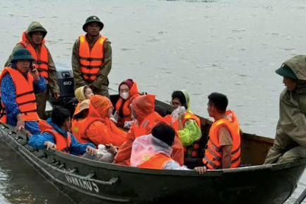 Lữ đoàn 574 xuyên đêm giúp nhân dân ứng phó mưa lũ