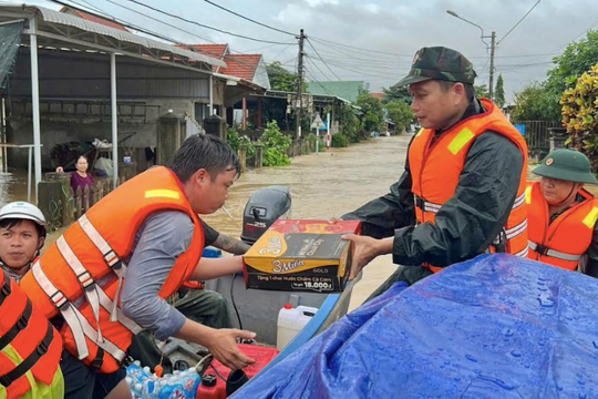 Tình quân dân ấm lòng giữa tâm lũ Duy Nghĩa