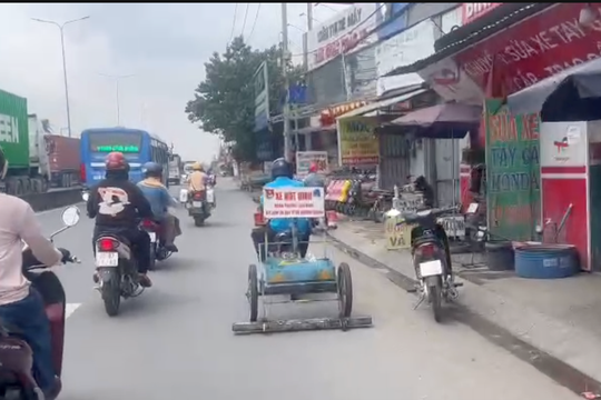 CSGT TP.HCM gom gần 2 kg "đinh tặc" trên 1 tuyến đường