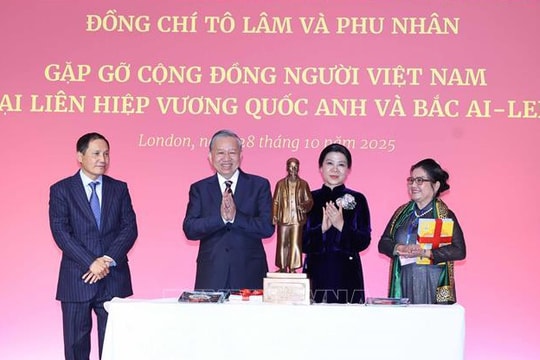 Tổng Bí thư gặp gỡ cộng đồng người Việt Nam và cán bộ Đại sứ quán Việt Nam tại Anh