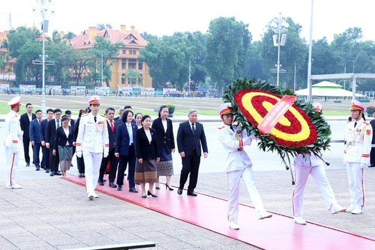 Đoàn cán bộ Tòa án nhân dân tối cao Lào vào Lăng viếng Chủ tịch Hồ Chí Minh