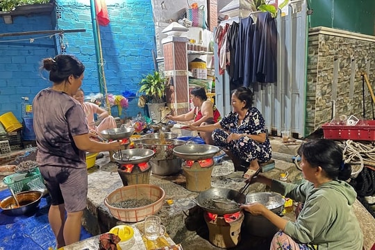 Người dân xã đảo Nhơn Châu chuẩn bị cá cơm rim gửi đến đồng bào vùng lũ miền Trung