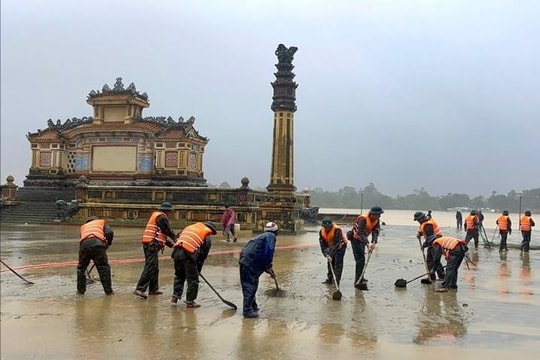 100 cán bộ, chiến sĩ giúp dân khắc phục hậu quả mưa lũ tại Huế