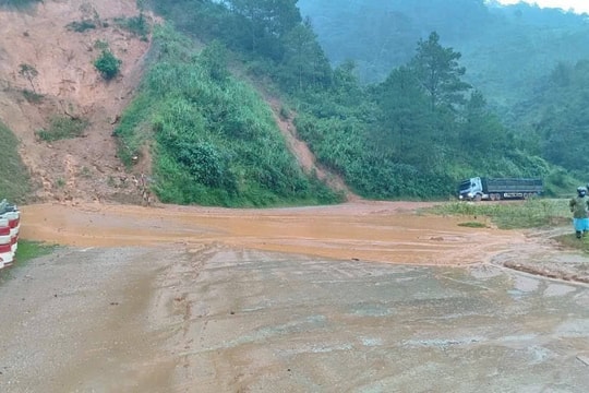 Đèo Lò Xo tiếp tục sạt lở nhiều điểm, giao thông chia cắt