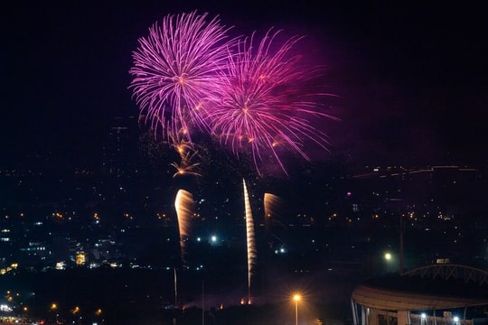 Bắn pháo hoa tại Lễ bế mạc Hội chợ mùa Thu năm 2025