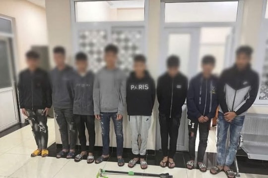 Nhóm thiếu niên nghênh ngang mang hung khí dạo phố, hành hung người đi đường