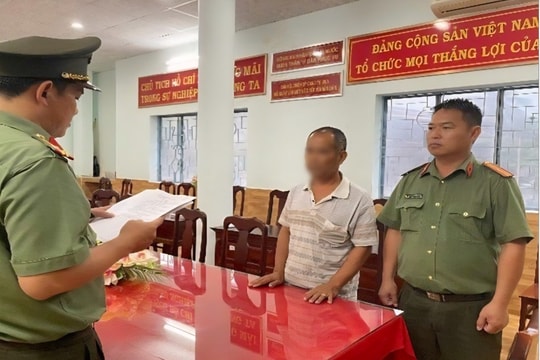 Tạm giam hai thuyền trưởng cho người khác xuất cảnh trái phép