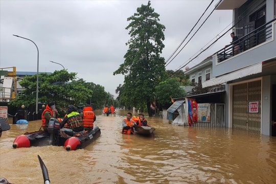 Huế tiếp tục mưa rất to, nguy cơ ngập úng diện rộng