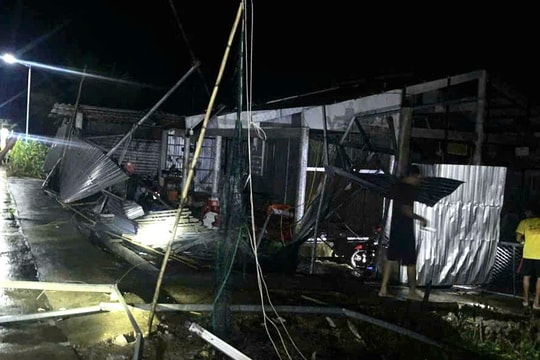 Hàng chục nhà dân bị sập, tốc mái do lốc xoáy