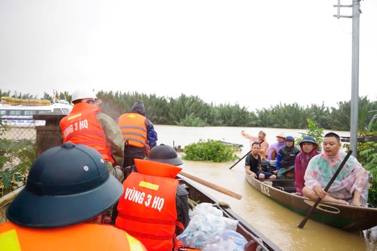 Bộ đội Hải quân tiếp tế lương thực, thực phẩm cho người dân vùng lũ