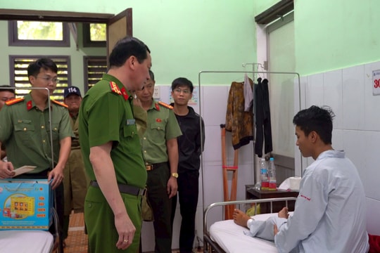 Phó Giám đốc Công an TP Huế thăm, động viên chiến sỹ bị thương khi cứu dân trong lũ