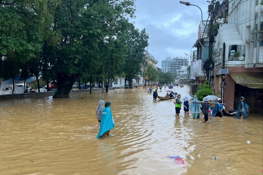 Lãnh đạo Huế xuống vùng lũ chỉ đạo khắc phục hậu quả