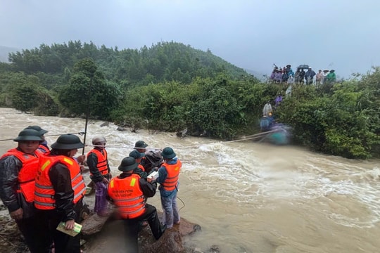 Tiếp tế lương thực cho 26 hộ dân bị cô lập ở A Lưới