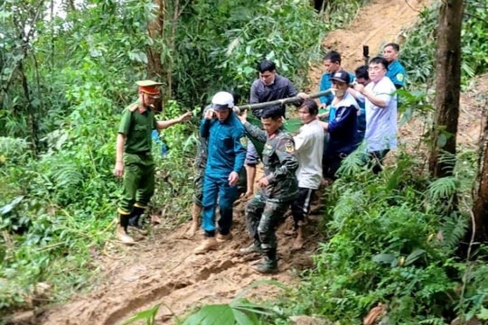 Dùng võng khiêng thai thụ qua vùng sạt lở để chuyển viện