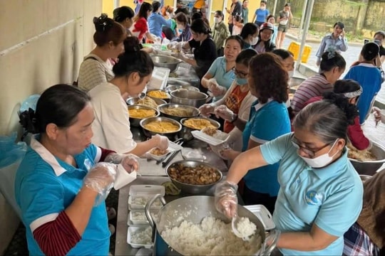 Khi Huế cùng nhau vượt lũ bằng những suất cơm nghĩa tình