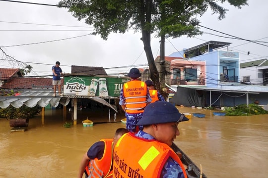Bộ Tư lệnh Vùng Cảnh sát biển 2 khẩn trương hỗ trợ người dân vùng lũ Đà Nẵng và Huế