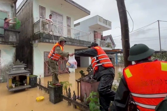 Hơn 200 suất cơm của Lữ đoàn 575 đến tay người dân giữa tâm lũ