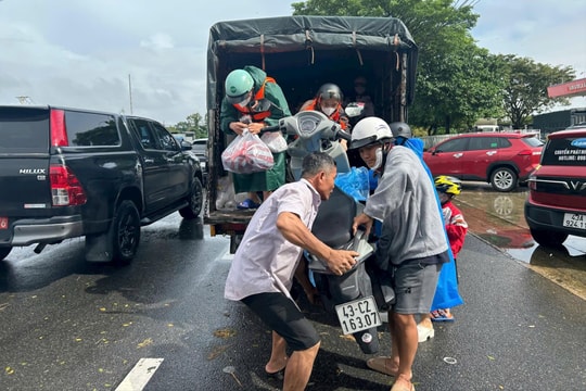 Xe tải đưa người dân qua các điểm ngập nguy hiểm