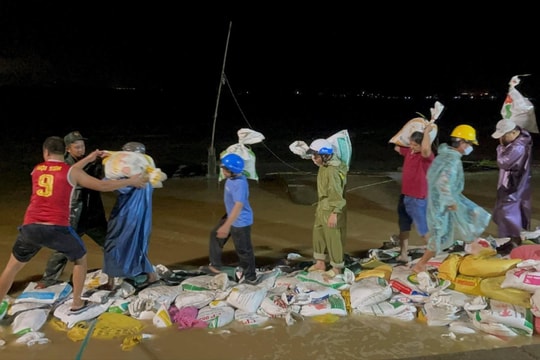 Xuyên đêm gia cố bờ kè An Lương, bảo vệ bến cá và khu dân cư